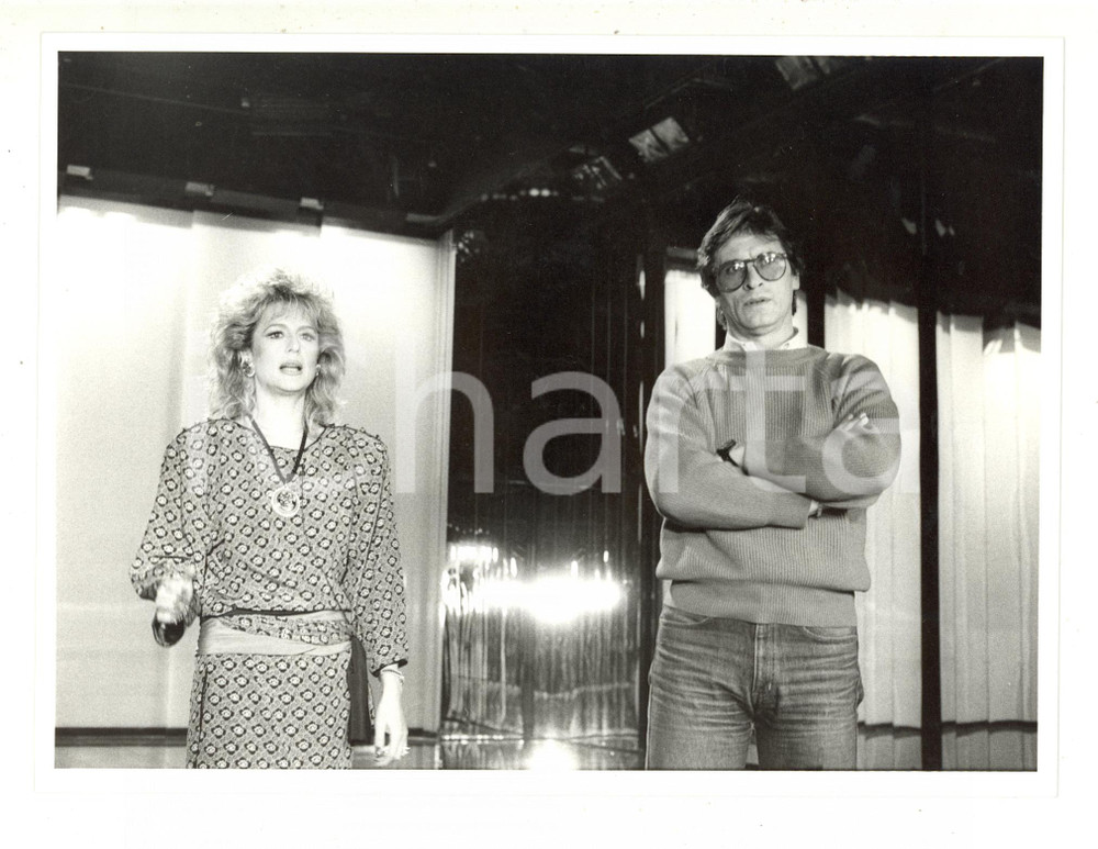 Fotografia d epoca originale 1985 ca RAI UNO  Loretta GOGGI e Gianni BREZZA durante le prove  Foto 24x18 cm 1