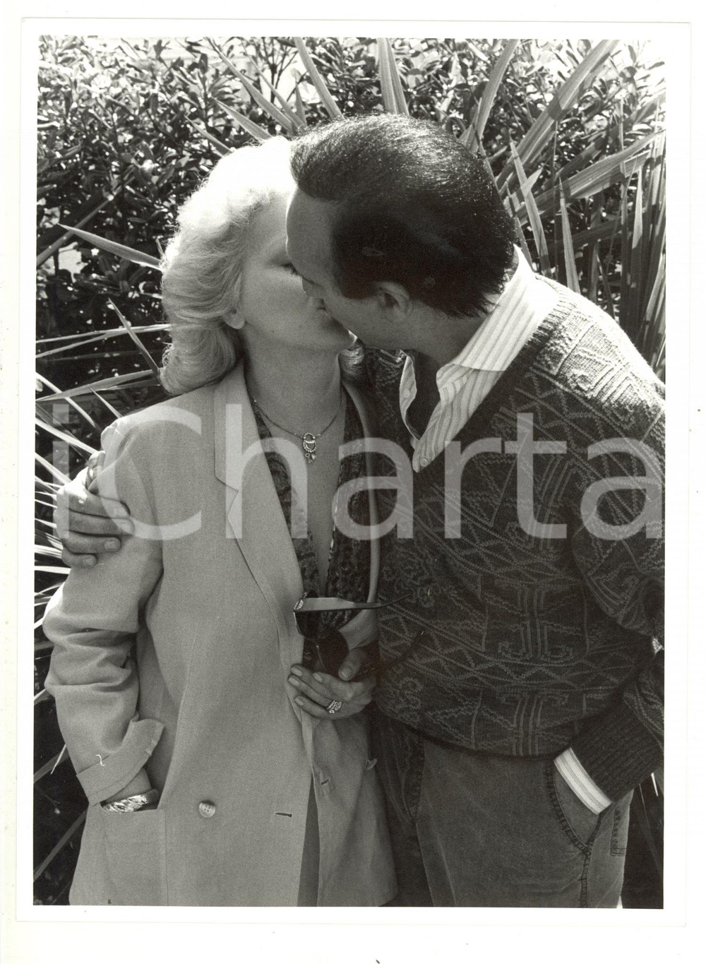 Fotografia d epoca originale 1985 ca COSTUME  Bacio tra Pippo BAUDO e Katia RICCIARELLI 1  Foto 18x24 cm 1