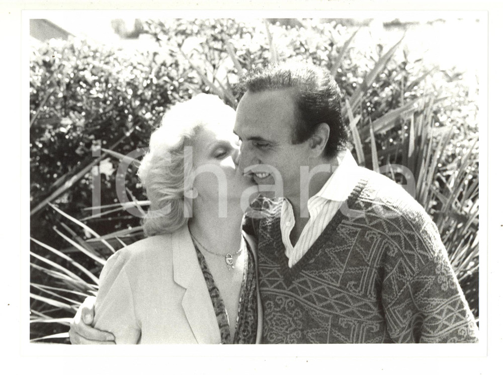 Fotografia d epoca originale 1985 ca COSTUME  Bacio tra Pippo BAUDO e Katia RICCIARELLI 3  Foto 24x18 cm 1
