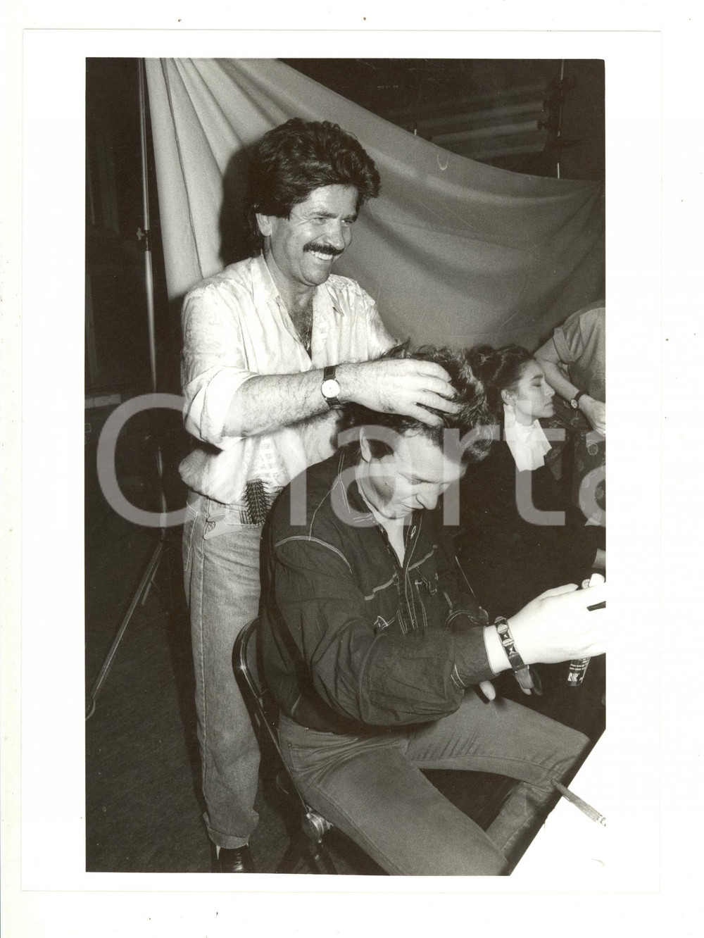 1985 ca ITALIA MUSICA - Il cantante ZUCCHERO in camerino (1) - Foto 18x24 cm