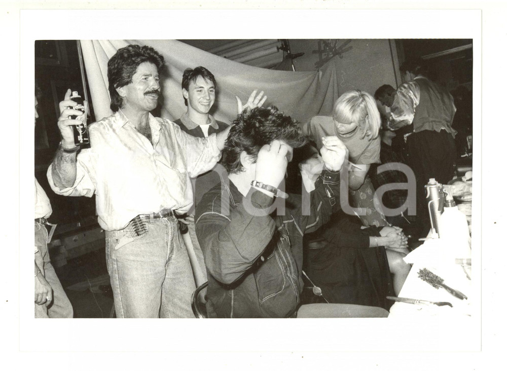 1985 ca ITALIA MUSICA - Il cantante ZUCCHERO in camerino (3) - Foto 24x18 cm
