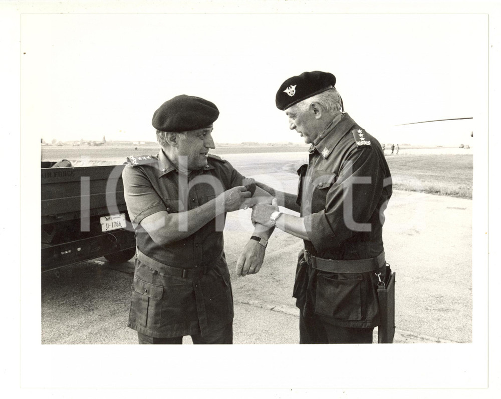 Fotografia d epoca originale 1985 ca ITALIA ESERCITO Generali Raffaele SIMONE e BERNARD Foto 24x18 cm 1