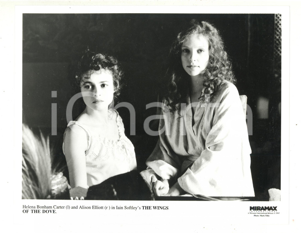 1997 CINEMA "The Wings of the Dove" Helena BONHAM CARTER Alison ELLIOTT 4 Stampa su carta fotografica, in forma di manifestino. Sono presenti Helena Bonham Carter e Alison Elliott.CONDIZIONI: GFORMATO: 26x21 cm     originale e autentica 1
