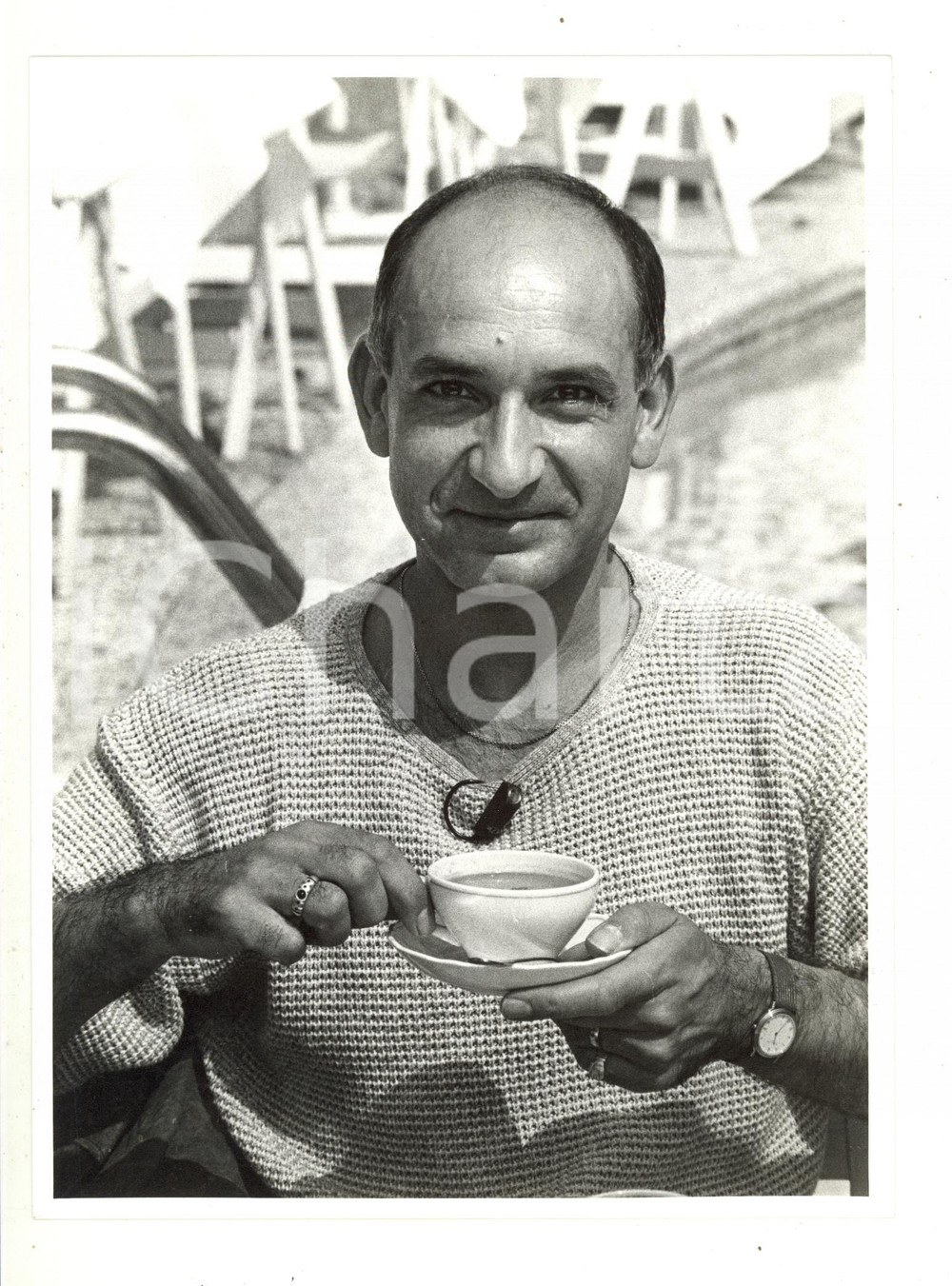 1988 COSTUME - L'attore Ben KINGSLEY beve un caffè - Foto 18x24 cm Fotografia di agenzia.CONDIZIONI: GFORMATO: 18x24 cm     originale e autentica 1