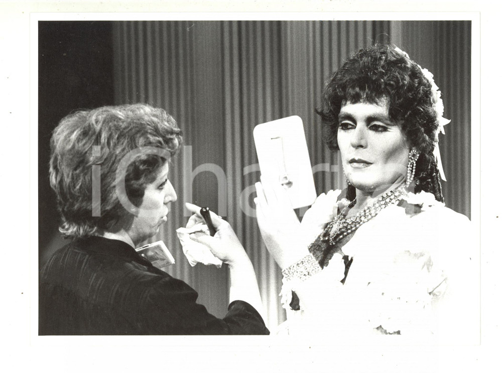 1985 RAI DUE "Diario di un lp" - Leopoldo MASTELLONI controlla il trucco - Foto