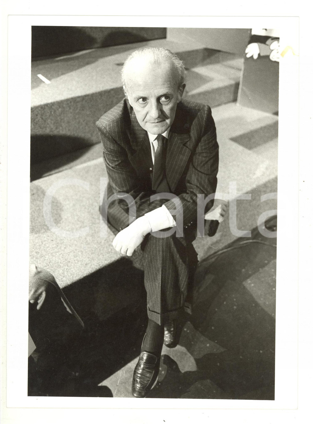 1990 ca POLITICA DC - Filippo Maria PANDOLFI seduto su un gradino *Foto 18x24 cm