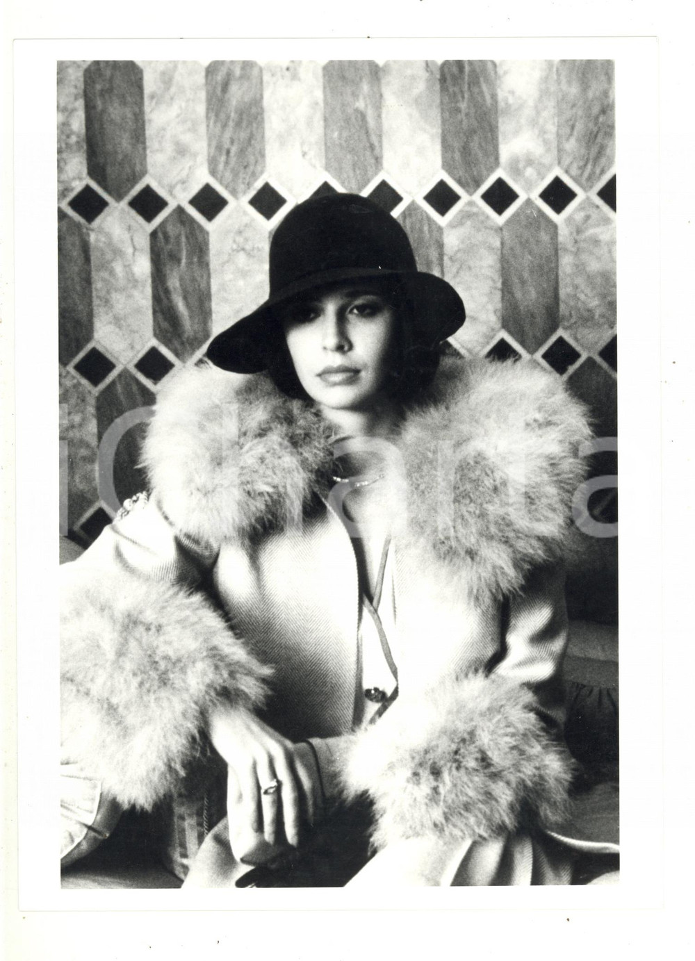 1985 ca COSTUME - Ritratto di Barbara NASCIMBENE in pelliccia - Foto 18x24 cm