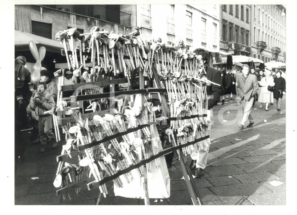 1980 ca ITALIA - Un venditore di zampogne durante una fiera - Foto 24x18 cm