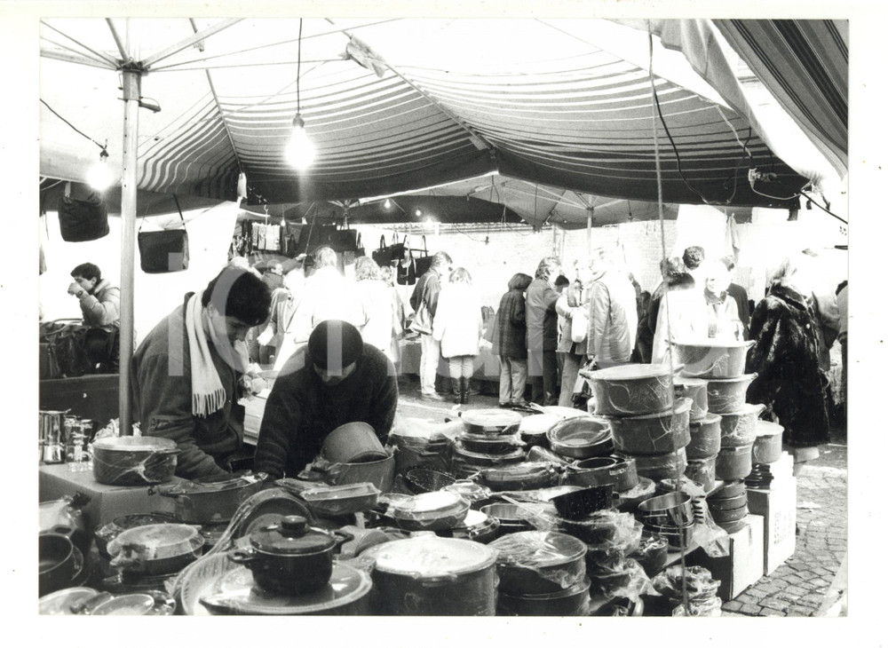 1980 ca ITALIA - Una bancarella di venditori di pentole a una fiera - Foto 24x18