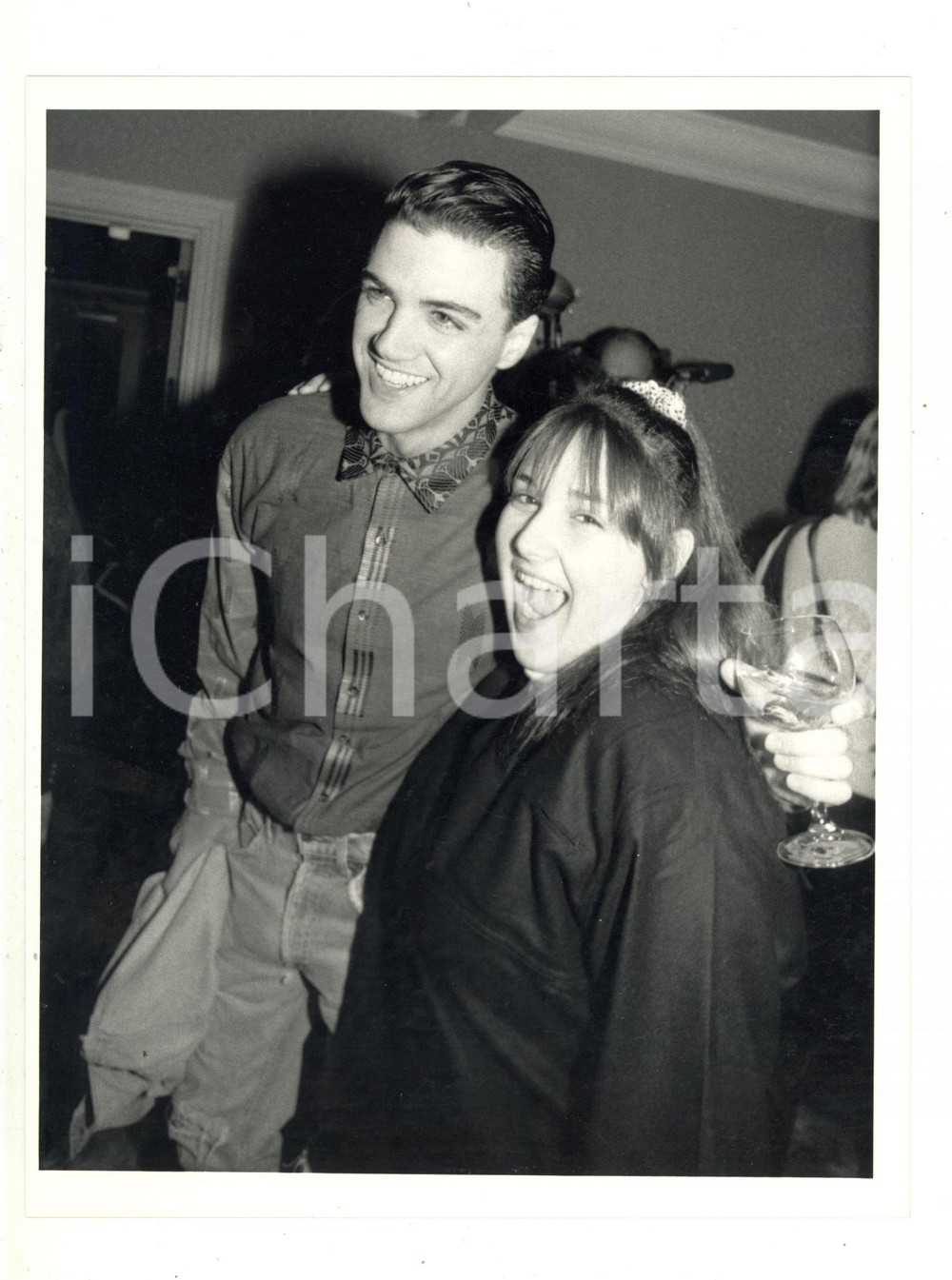 1988 NEW YORK - Gli attori Michael St. GERARD e Ricki LAKE a un party - Foto