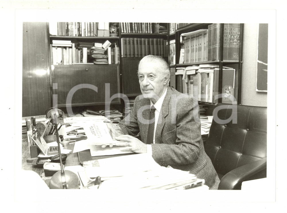 1984 MILANO COSTUME - Giulio BEDESCHI con il libro "La mia erba è sul Don" (1) 