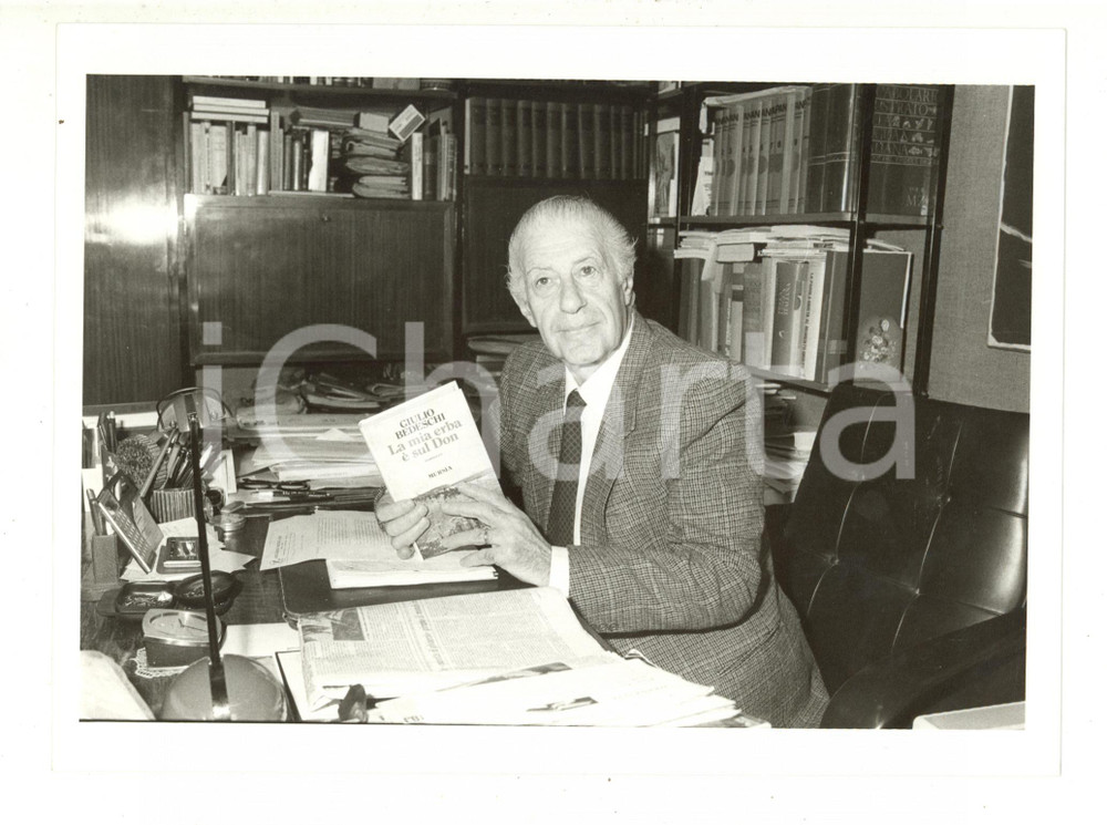 1984 MILANO COSTUME - Giulio BEDESCHI con il libro "La mia erba è sul Don" (3) 