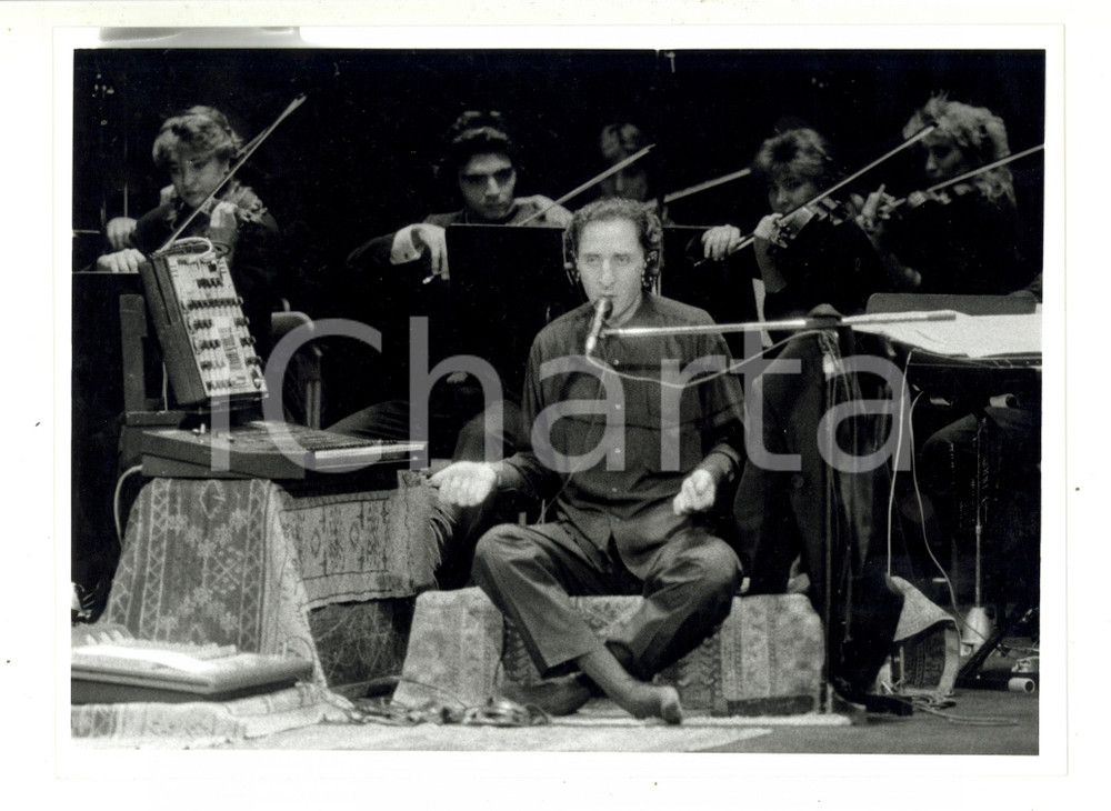 1990 ca MUSICA - Franco BATTIATO in concerto scalzo (1) - Foto 24x18 cm
