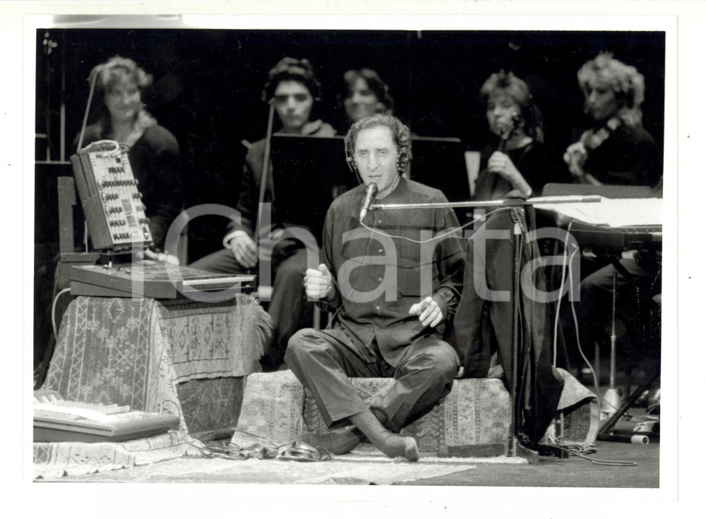 1990 ca MUSICA - Franco BATTIATO in concerto scalzo (2) - Foto 24x18 cm