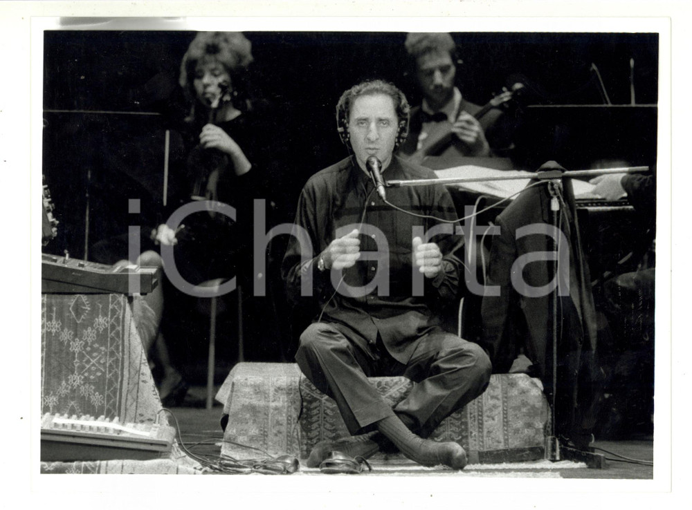 1990 ca MUSICA - Franco BATTIATO in concerto scalzo (3) - Foto 24x18 cm