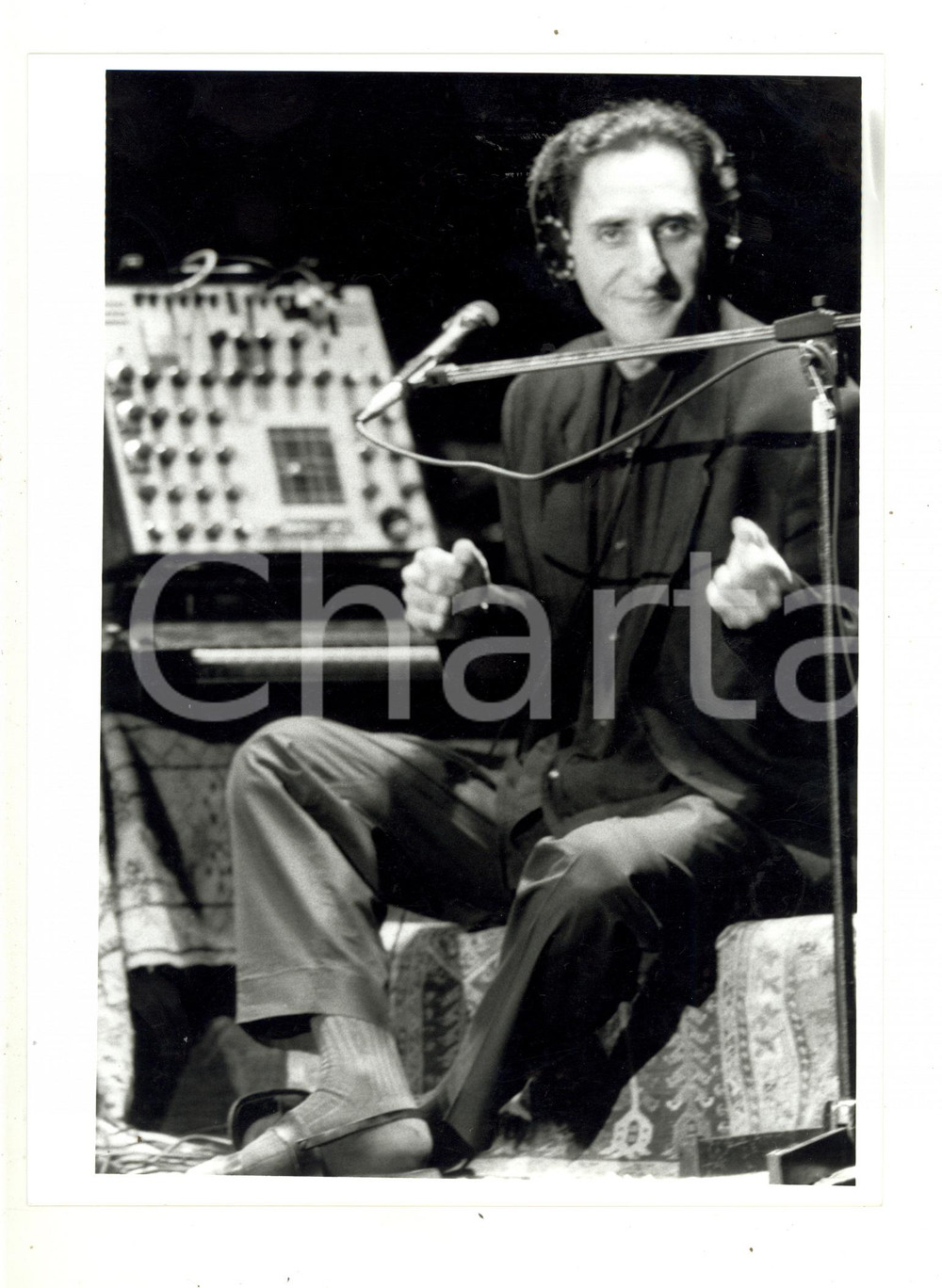 1990 ca MUSICA - Ritratto di Franco BATTIATO sul palco (2) - Foto 18x24 cm