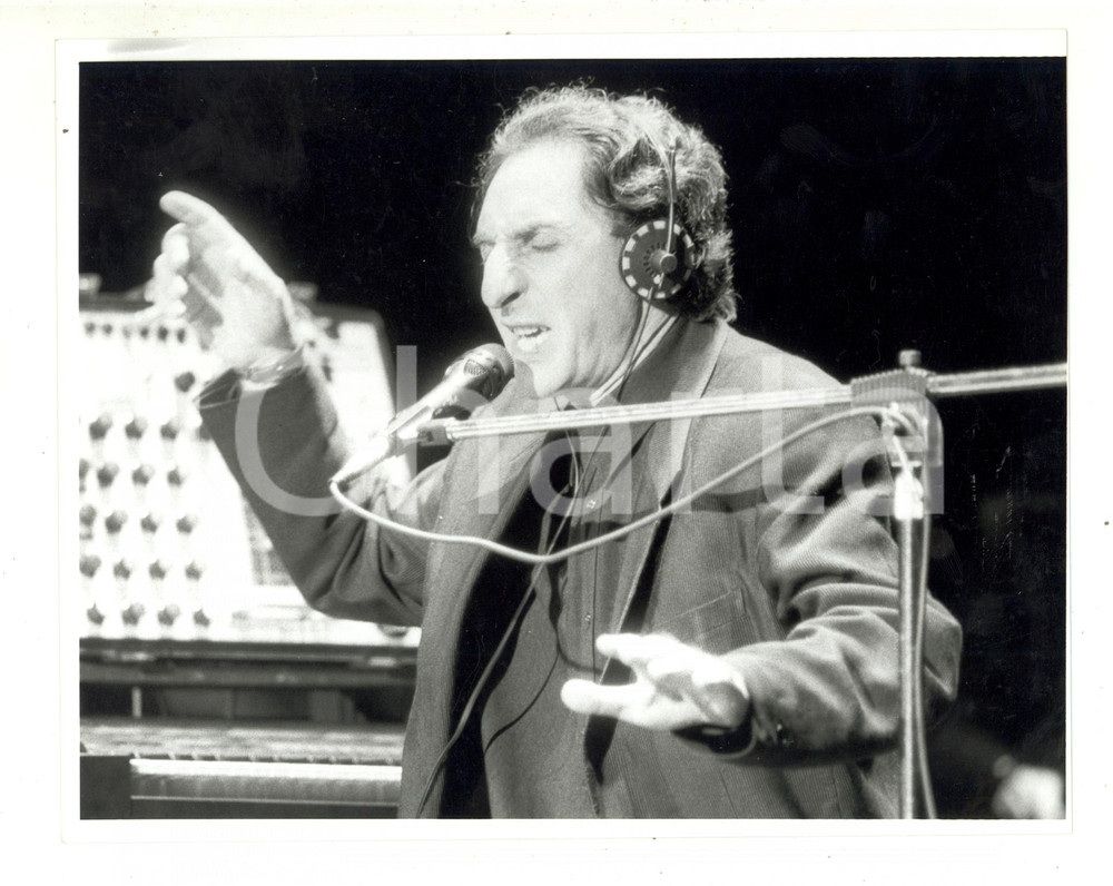 1990 ca MUSICA - Ritratto di Franco BATTIATO sul palco (3) - Foto 24x18 cm