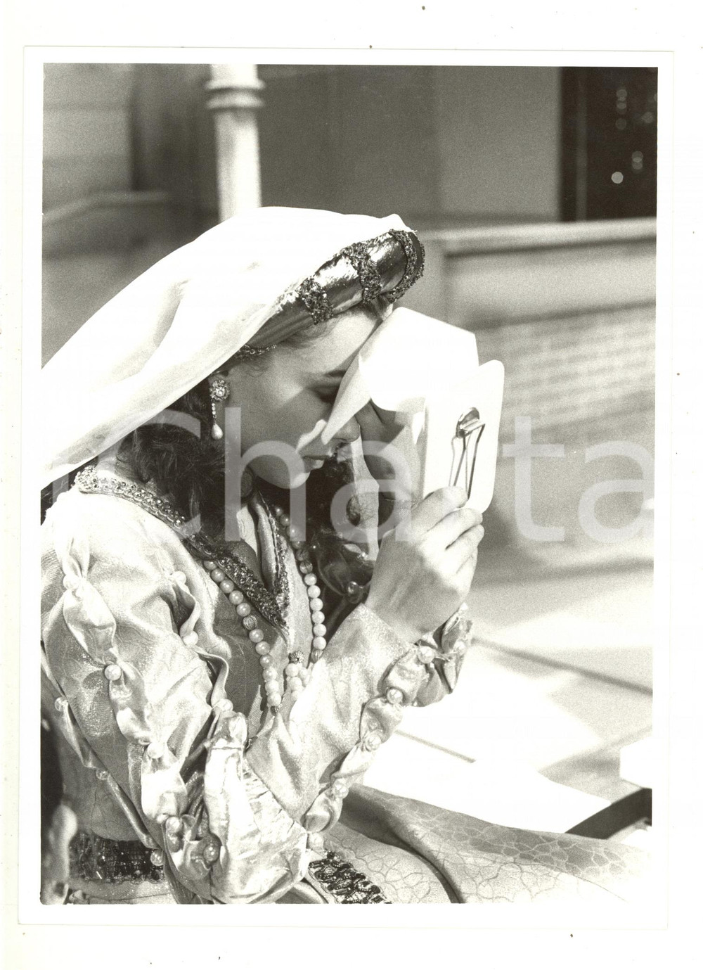 1986 RAI UNO "Io a modo mio" - Eleonora BRIGLIADORI controlla il trucco - Foto