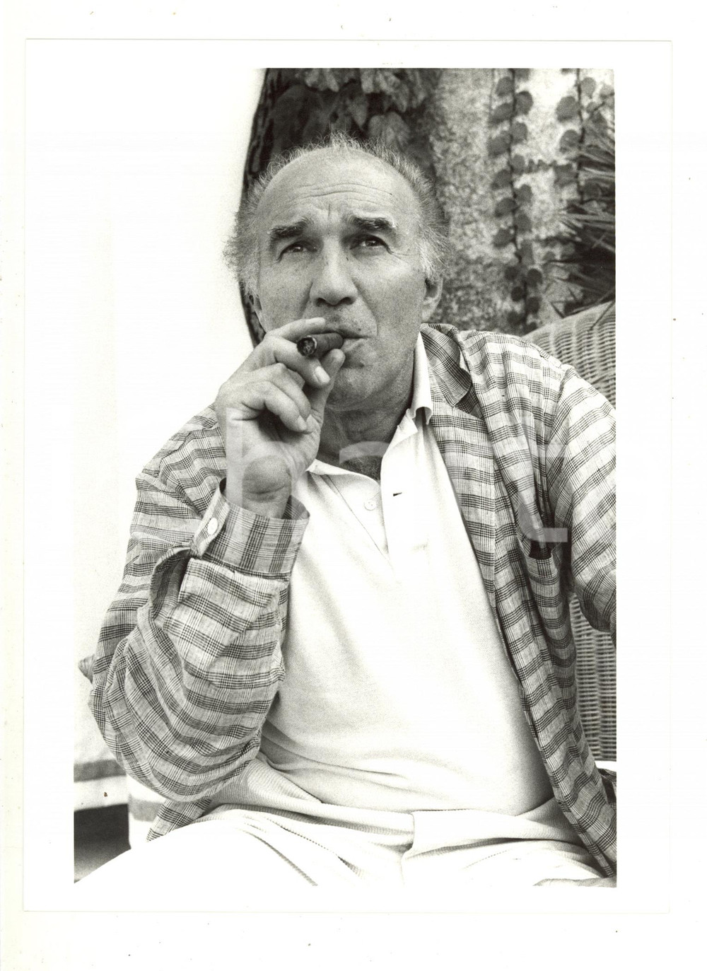 1985 ca FRANCIA COSTUME - Michel PICCOLI fuma un sigaro - Foto 18x24 cm