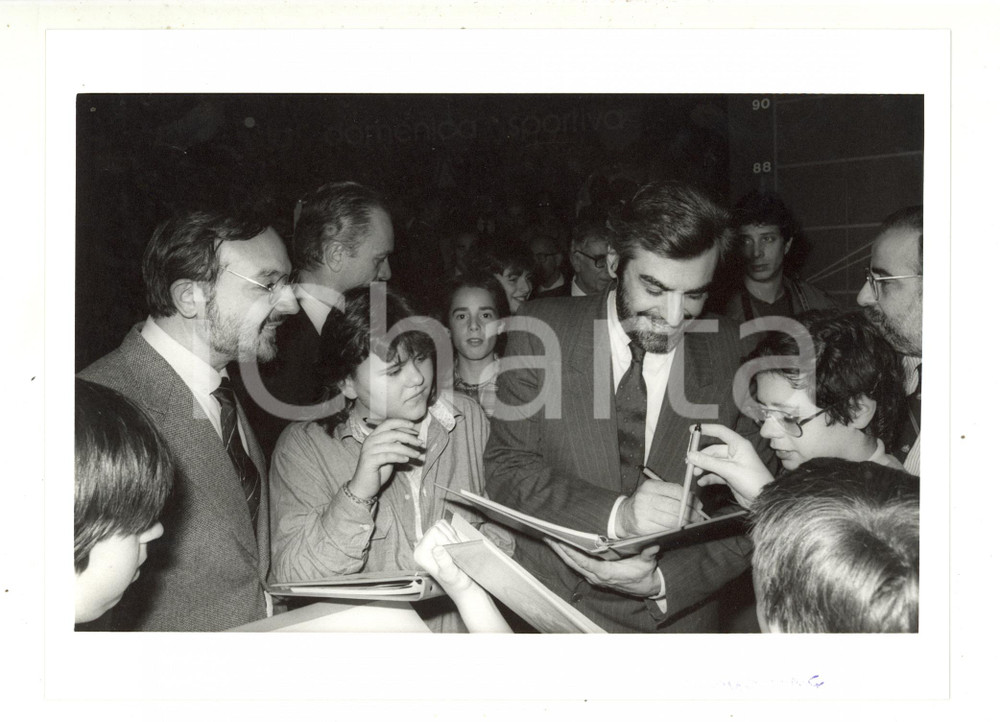 1987 RAI UNO "Econogioco" - Il ministro Giovanni GORIA firma quaderni ai bambini