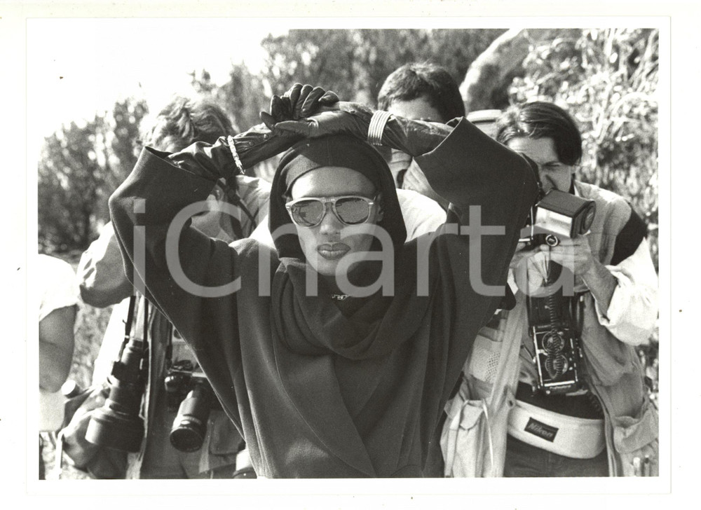 1985 ca COSTUME - La cantante Grace JONES con il velo - Foto 24x18 cm