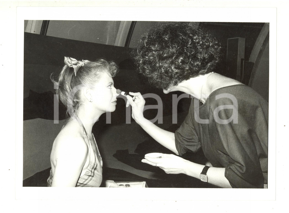 1985 RAI DUE "Shaker"  - Ritratto di Daniela POGGI al trucco (4) - Foto