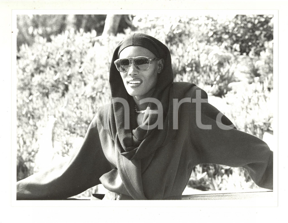 1985 ca COSTUME - La cantante Grace JONES con il velo - Foto 24x18