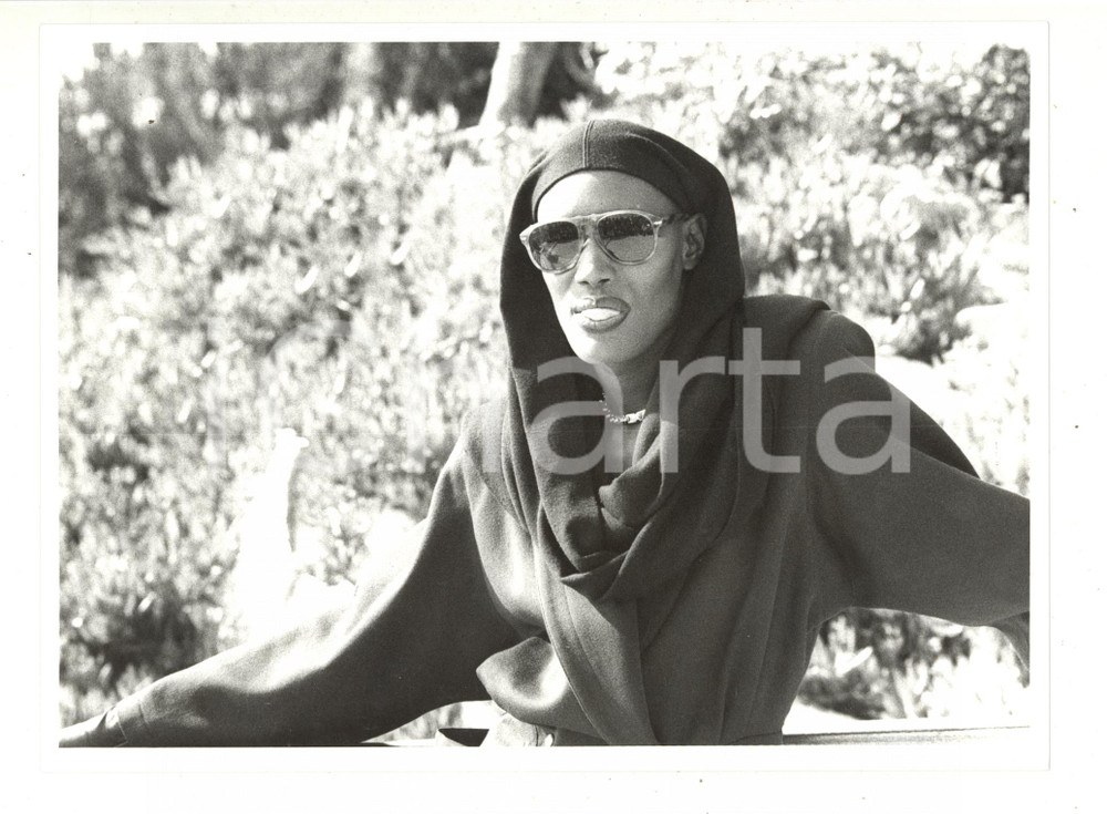 1985 ca COSTUME - La cantante Grace JONES con il velo (2) - Foto 24x18 cm