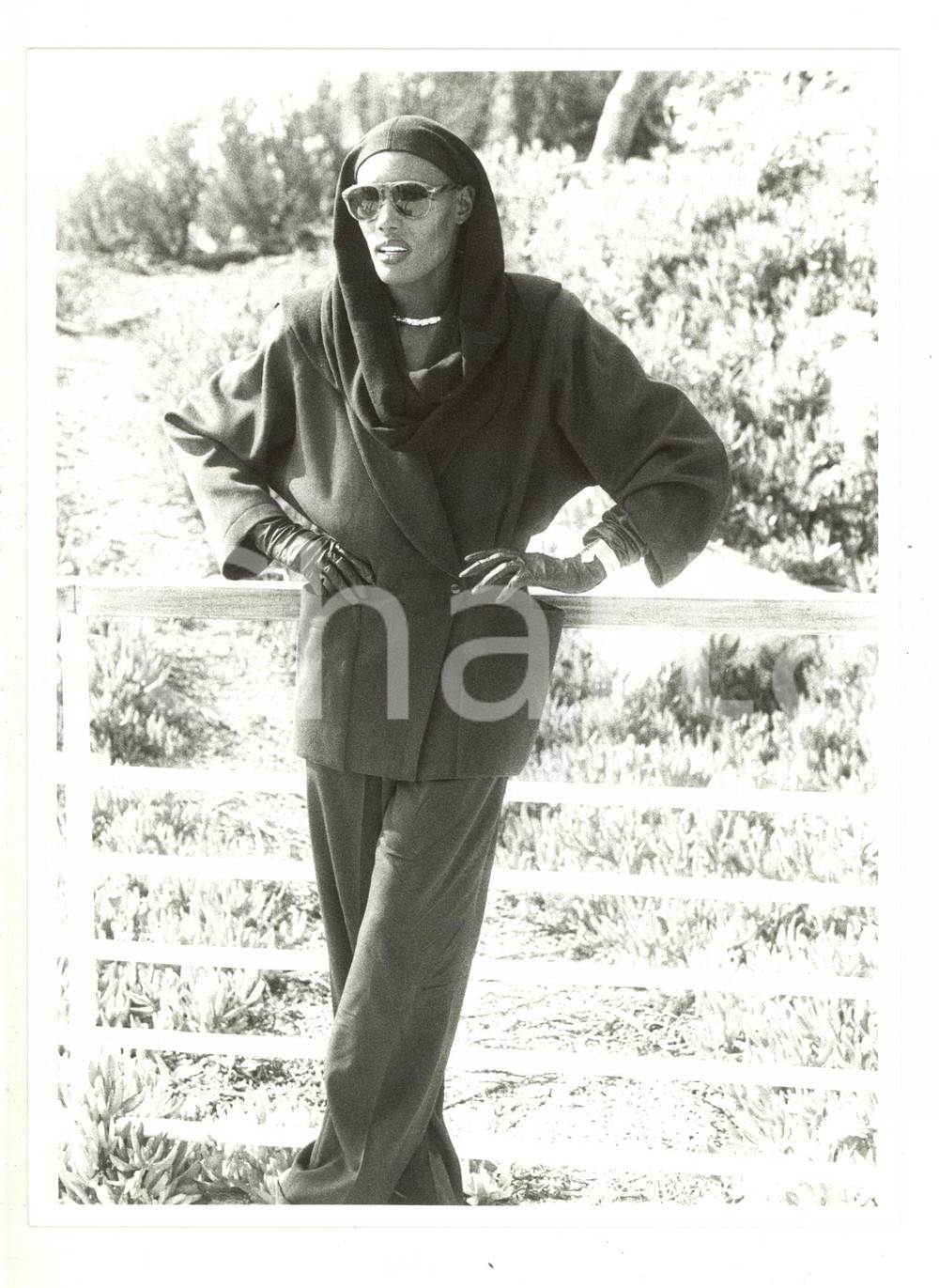 1985 ca COSTUME - La cantante Grace JONES con il velo (3) - Foto 18x24 cm