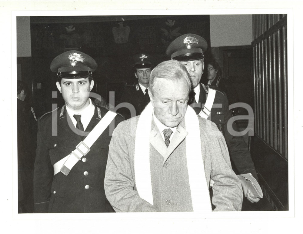 1985 TRIBUNALE DI MILANO Processo "Scandalo petroli" *Bruno MUSSELLI in aula (1) Fotografia di agenzia.La fotografia &egrave; stata scattata in occasione del processo di primo grado che vide imputato Bruno Musselli, celebrato a Milano nel novembre 1985.CONDIZIONI: GFORMATO: 24x18 cm  originale e autentica 1