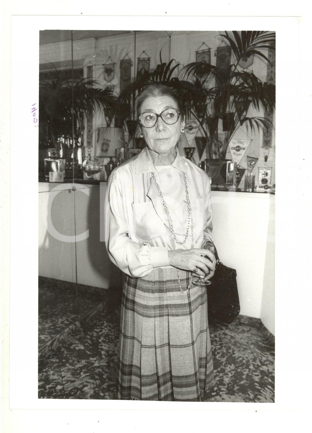 1985 ca MILANO Terrazza Martini - Ritratto di Mimma MONDADORI (1) - Foto