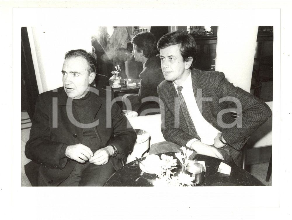 1990 ca POLITICA - Gianni BAGET BOZZO Chicco TESTA ai tavolini di un bar - Foto