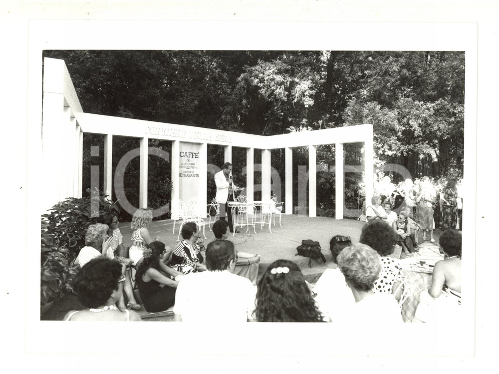 1995 ca PIETRASANTA "Il caffè de la Versiliana" - Romano BATTAGLIA sul palco (1)