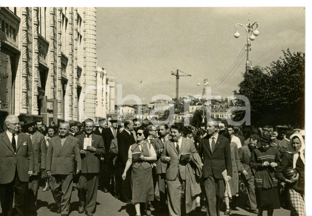 Fotografia d epoca originale 1955 ca KIEV URSS Delegazione socialista italiana visita la cittàFoto 18x13 1