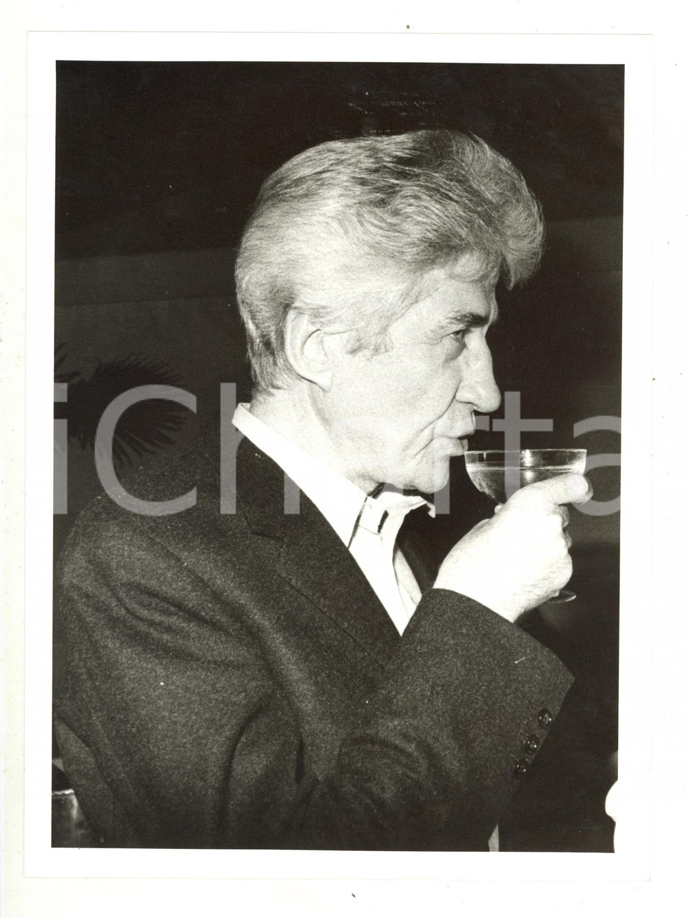 1984 VENEZIA Mostra del Cinema - Alain RESNAIS a un party - Foto 18x24 cm