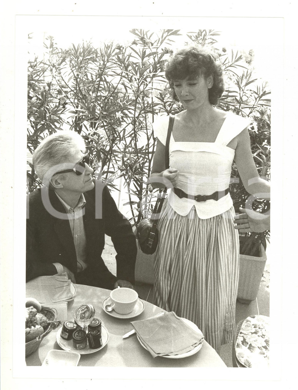 1984 VENEZIA Mostra del Cinema - Alain RESNAIS e Sabine AZEMA al bar *Foto