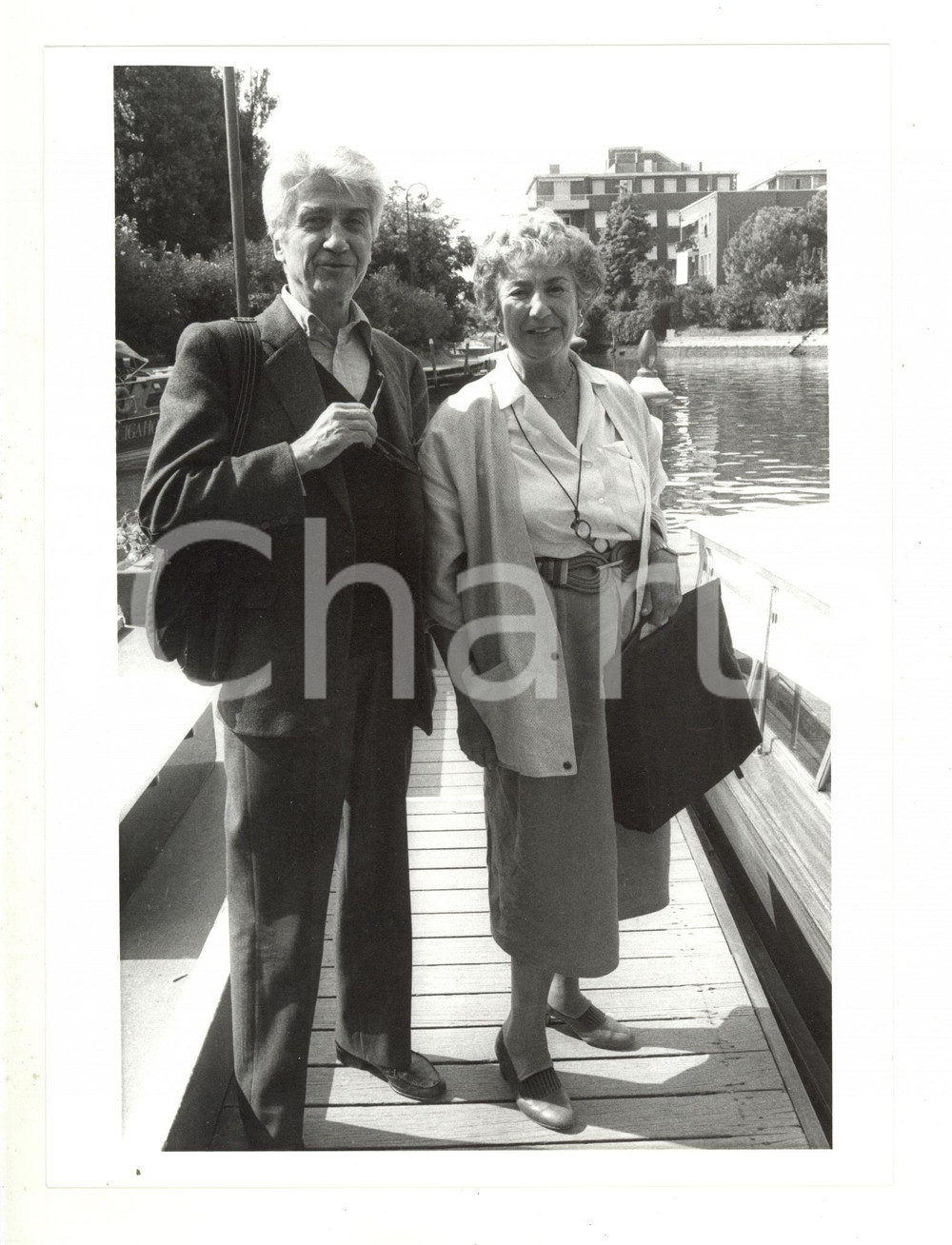 1984 VENEZIA Mostra del Cinema - Alain RESNAIS con la moglie Florence MALRAUX 2 Fotografia di agenzia. GOOD/buono  Formato: 18x24 cm originale e autentica 1