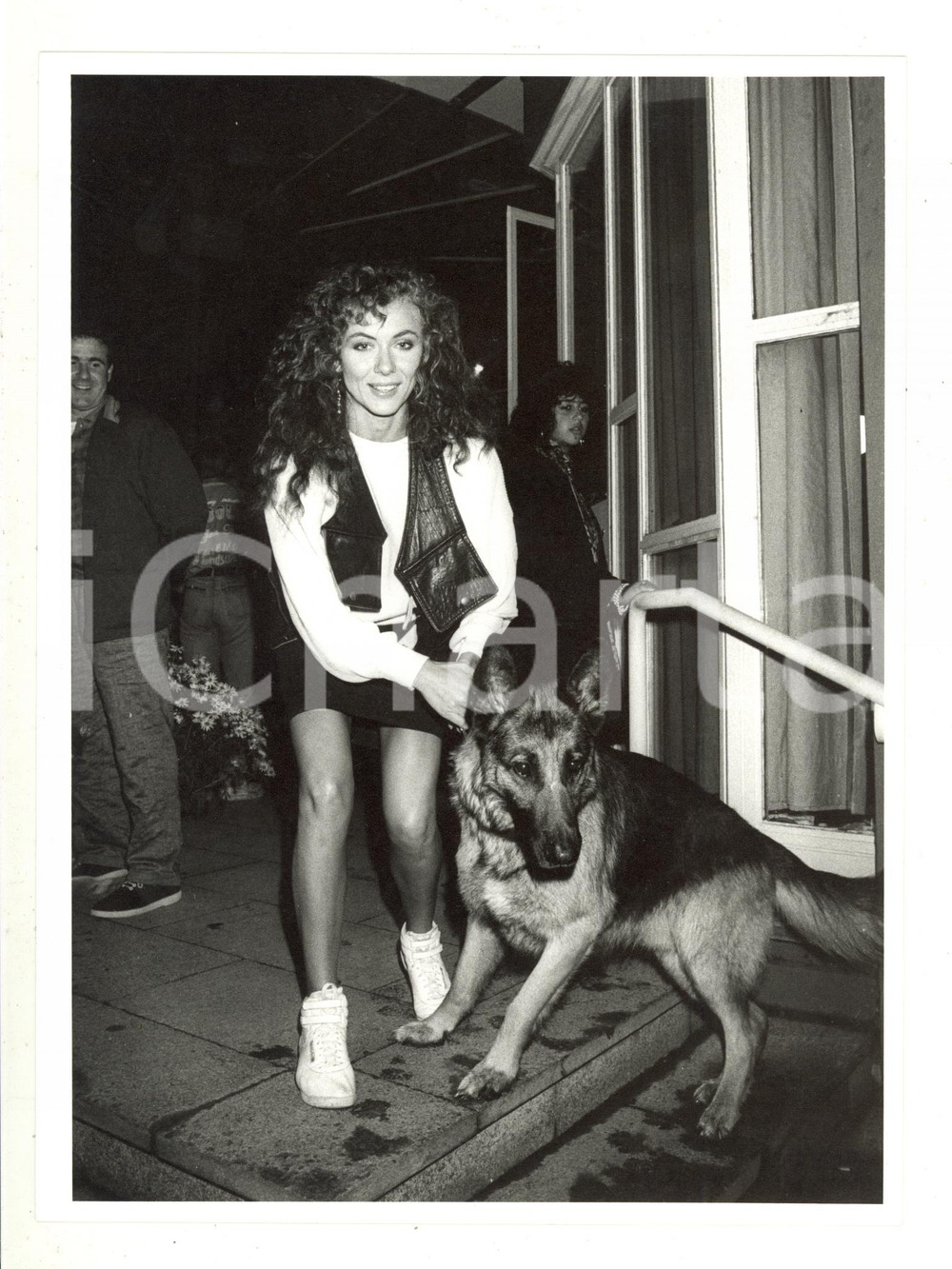 1985 ca ITALIA COSTUME - Eleonora BRIGLIADORI con il cane Argo (2) - Foto 18x24