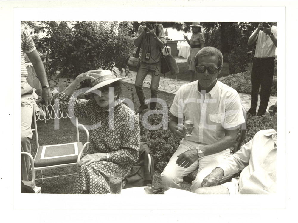 1983 MOSTRA DI VENEZIA - Roger MOOREe Claudette COLBERT ai tavolini di un bar