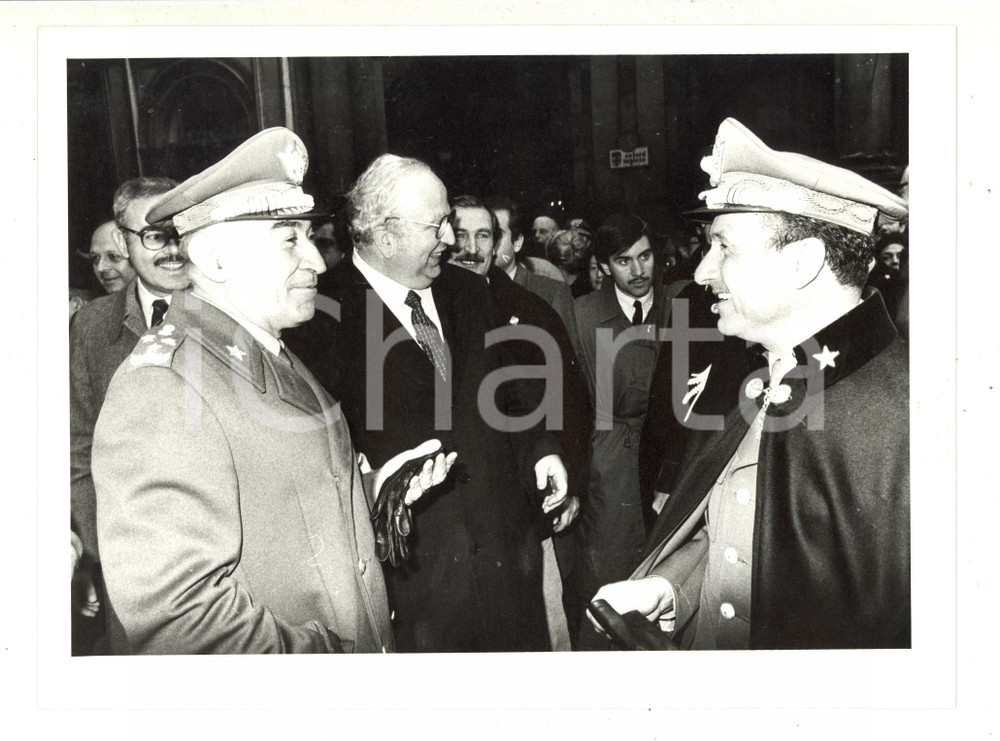 1985 MILANO ESERCITO Umberto CAPPUZZO Riccardo BISOGNIERO Giovanni SPADOLINI Fotografia di agenzia.La fotografia &egrave; stata scattata in occasione della Giornata delle Forze Armate, celebrata in Piazza del Duomo a Milano il 4 novembre 1985.CONDIZIONI: GFORMATO: 24x18 cm  originale e autentica 1