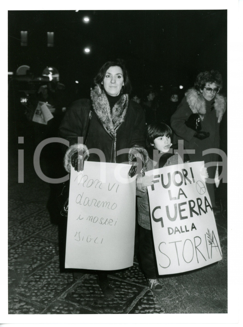 1990 ca ITALIA - MANIFESTAZIONE DONNE IN NERO Corteo pacifista - Foto 24x18 cm Fotografia di agenzia.CONDIZIONI: G (ma piccole tracce di inchiostro al margine superiore)FORMATO: 18x24 cm     originale e autentica 1