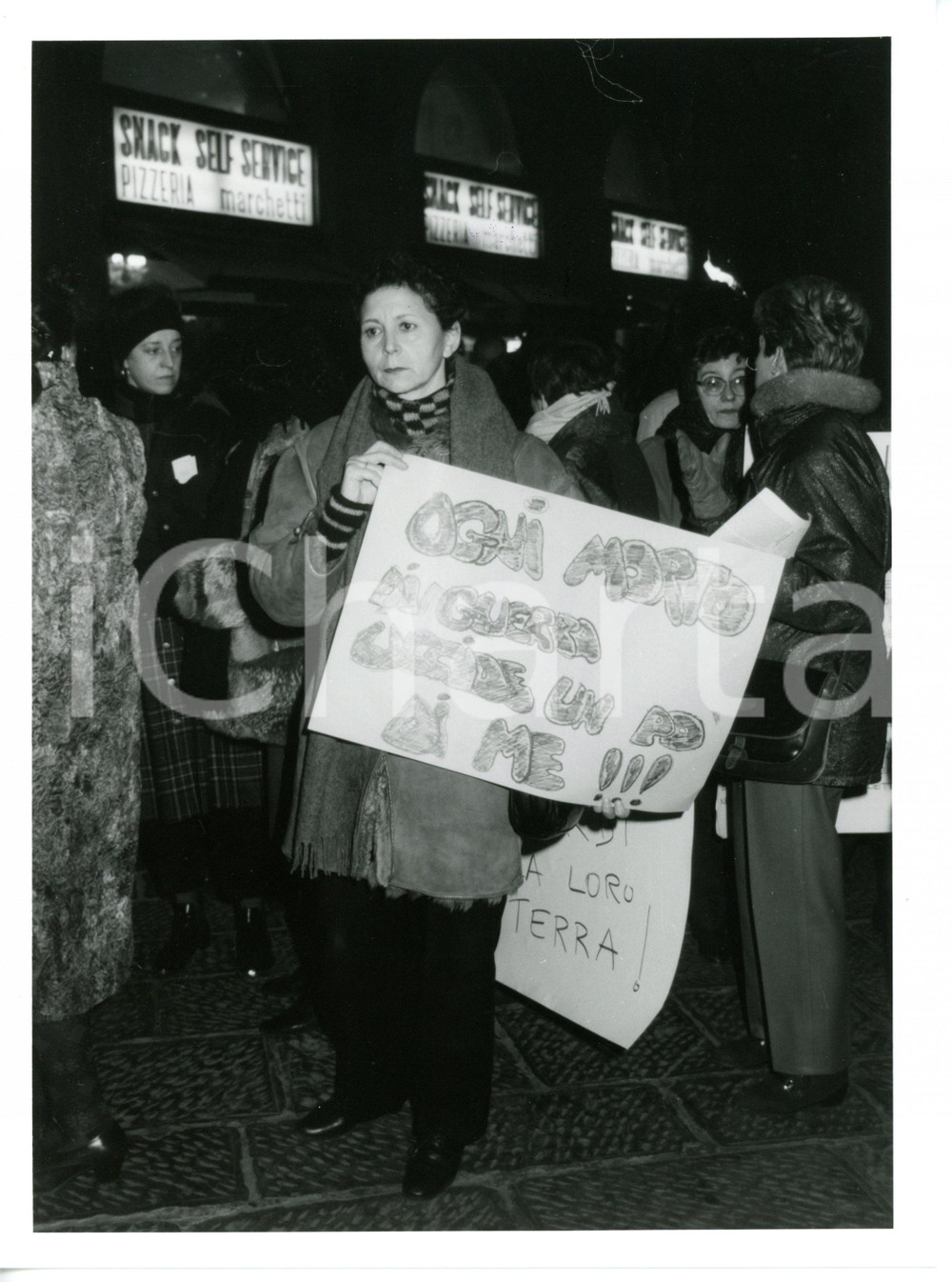 1990 ca ITALIA - MANIFESTAZIONE DONNE IN NERO Donna mostra cartello pacifista 