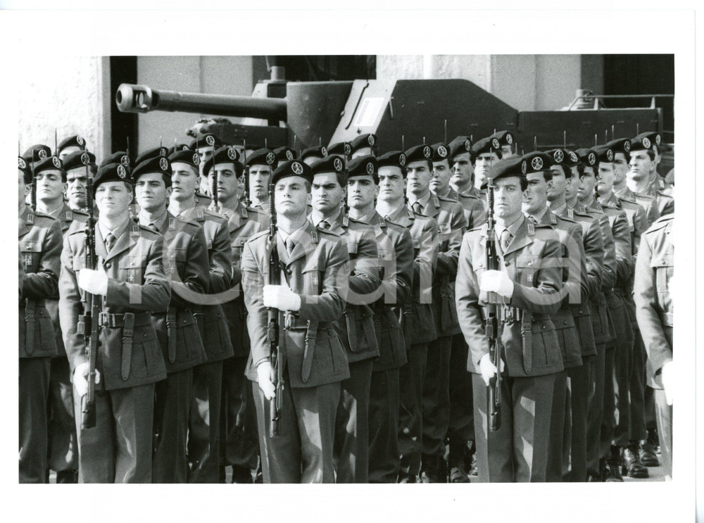 1990 ca ESERCITO ITALIANO Lancieri schierati durante esercitazione militare