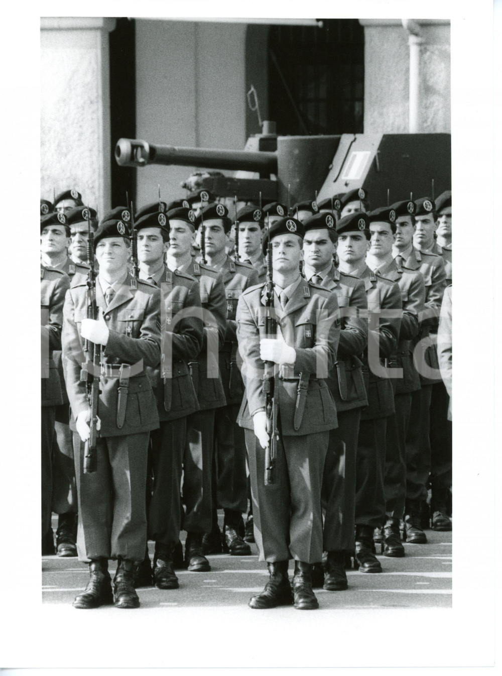 1990 ca ESERCITO ITALIANO Lancieri schierati durante rivista militare *Foto 