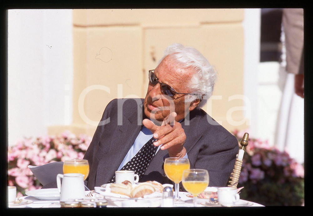 35mm vintage slide* 1998 CERNOBBIO Usa Italy Council - Gianni AGNELLI (2)   Diapositiva d'epoca, in formato 35 mm. CONDIZIONI: VERY GOOD ICharta mette in vendita, sul negozio eBay e in esclusiva sul sito "icharta" il proprio archivio composto da numerose diapositive e negativi fotografici d'epoca, tutti originali e autentici, che attraversano la storia del costume italiano tra gli la fine degli anni Sessanta e Novanta.Si tratta di uno sguardo inedito sull'attualit&agrave;, la politica, la vita quotidiana, il gossip e la cultura, che fotografa il cambiamento della nazione in quest'ultimo scorcio del XX secolo. Un'occasione unica per il mercato del collezionismo, che vede finalmente disponibile un archivio eccezionale per vastit&agrave;, tematiche e condizioni, in un settore (il negativo fotografico e la diapositiva) di assoluta novit&agrave; e dalle interessanti prospettive di investimento.  originale e autentica 1