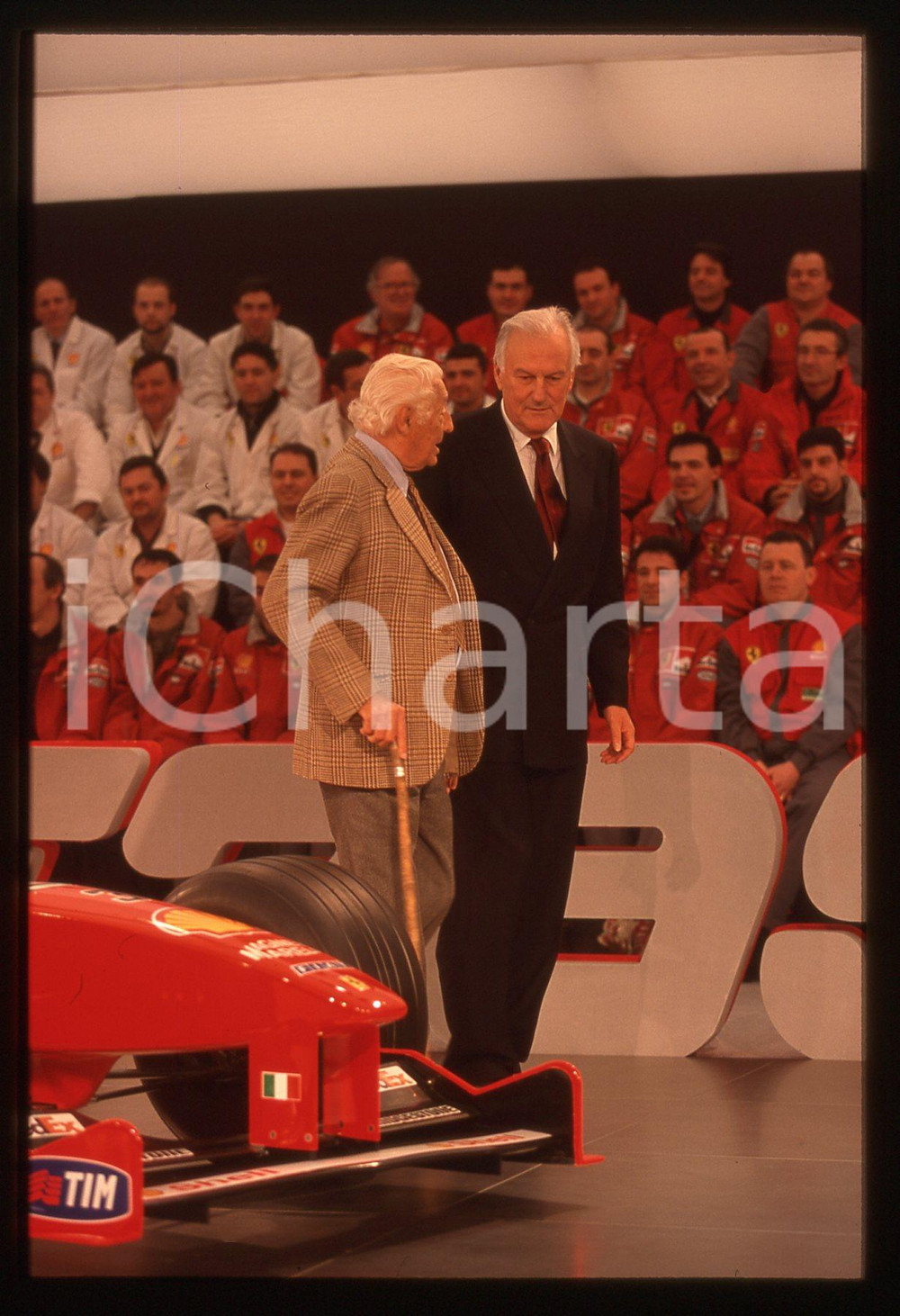 35mm vintage slide* 1999 MARANELLO FORMULA 1 Gianni AGNELLI F399 FERRARI (1)   Diapositiva d'epoca, in formato 35 mm. CONDIZIONI:  GOOD ICharta mette in vendita, sul negozio eBay e in esclusiva sul sito "icharta" il proprio archivio composto da numerose diapositive e negativi fotografici d'epoca, tutti originali e autentici, che attraversano la storia del costume italiano tra gli la fine degli anni Sessanta e Novanta.Si tratta di uno sguardo inedito sull'attualità, la politica, la vita quotidiana, il gossip e la cultura, che fotografa il cambiamento della nazione in quest'ultimo scorcio del XX secolo. Un'occasione unica per il mercato del collezionismo, che vede finalmente disponibile un archivio eccezionale per vastità, tematiche e condizioni, in un settore (il negativo fotografico e la diapositiva) di assoluta novità e dalle interessanti prospettive di investimento.  originale e autentica 1