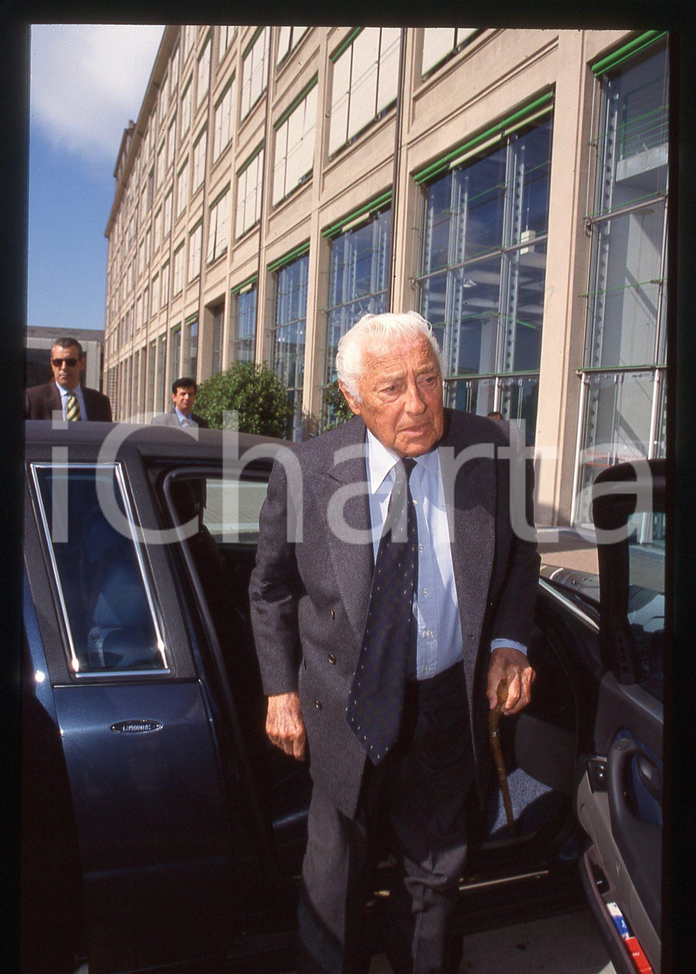 35mm vintage slide* 1995 ca TORINO Gianni AGNELLI arriva al LINGOTTO (1)   Diapositiva d'epoca, in formato 35 mm. CONDIZIONI: VERY GOOD ICharta mette in vendita, sul negozio eBay e in esclusiva sul sito "icharta" il proprio archivio composto da numerose diapositive e negativi fotografici d'epoca, tutti originali e autentici, che attraversano la storia del costume italiano tra gli la fine degli anni Sessanta e Novanta.Si tratta di uno sguardo inedito sull'attualit&agrave;, la politica, la vita quotidiana, il gossip e la cultura, che fotografa il cambiamento della nazione in quest'ultimo scorcio del XX secolo. Un'occasione unica per il mercato del collezionismo, che vede finalmente disponibile un archivio eccezionale per vastit&agrave;, tematiche e condizioni, in un settore (il negativo fotografico e la diapositiva) di assoluta novit&agrave; e dalle interessanti prospettive di investimento.  originale e autentica 1