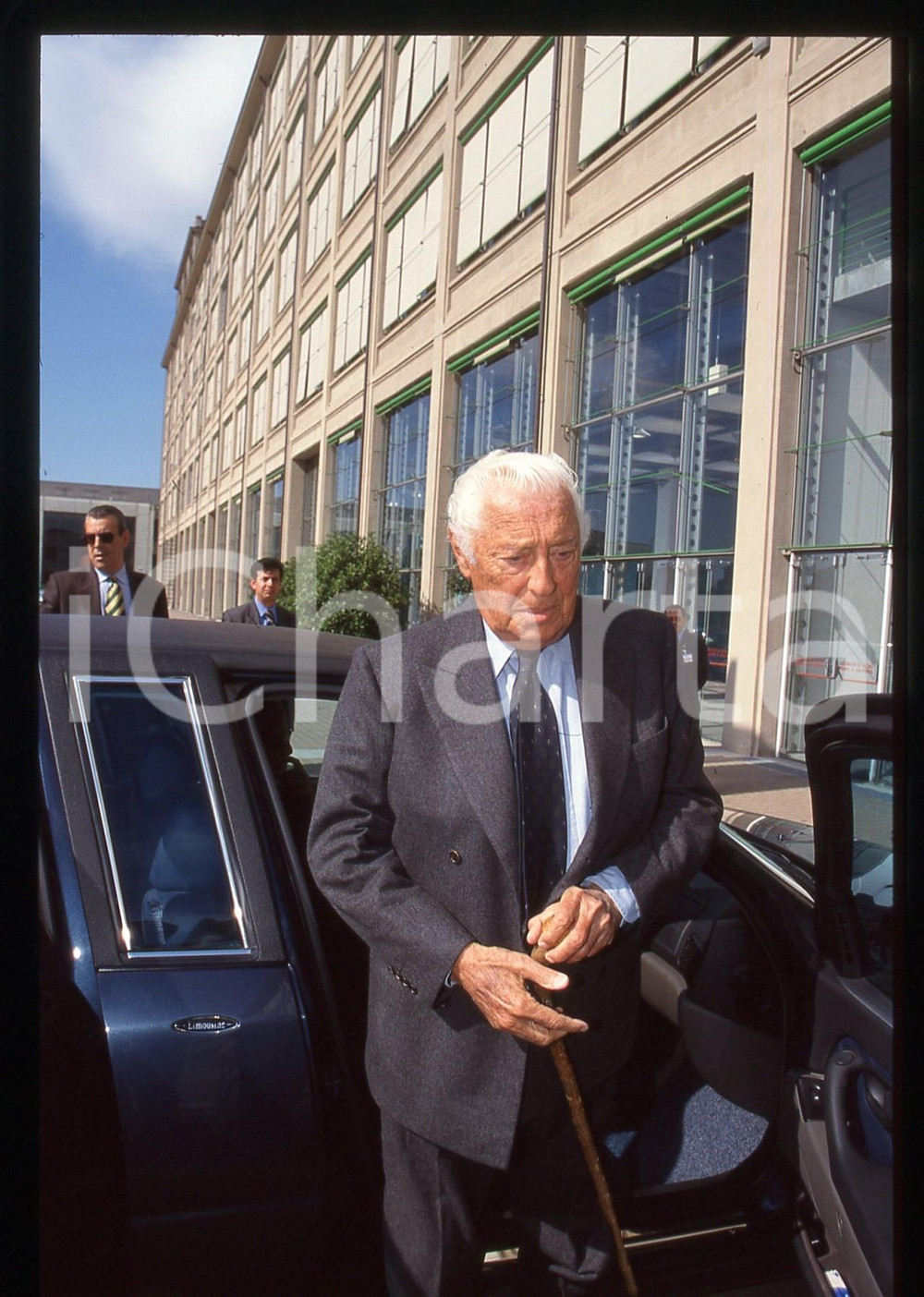 35mm vintage slide* 1995 ca TORINO Gianni AGNELLI arriva al LINGOTTO (2)   Diapositiva d'epoca, in formato 35 mm. CONDIZIONI: VERY GOOD ICharta mette in vendita, sul negozio eBay e in esclusiva sul sito "icharta" il proprio archivio composto da numerose diapositive e negativi fotografici d'epoca, tutti originali e autentici, che attraversano la storia del costume italiano tra gli la fine degli anni Sessanta e Novanta.Si tratta di uno sguardo inedito sull'attualit&agrave;, la politica, la vita quotidiana, il gossip e la cultura, che fotografa il cambiamento della nazione in quest'ultimo scorcio del XX secolo. Un'occasione unica per il mercato del collezionismo, che vede finalmente disponibile un archivio eccezionale per vastit&agrave;, tematiche e condizioni, in un settore (il negativo fotografico e la diapositiva) di assoluta novit&agrave; e dalle interessanti prospettive di investimento.  originale e autentica 1