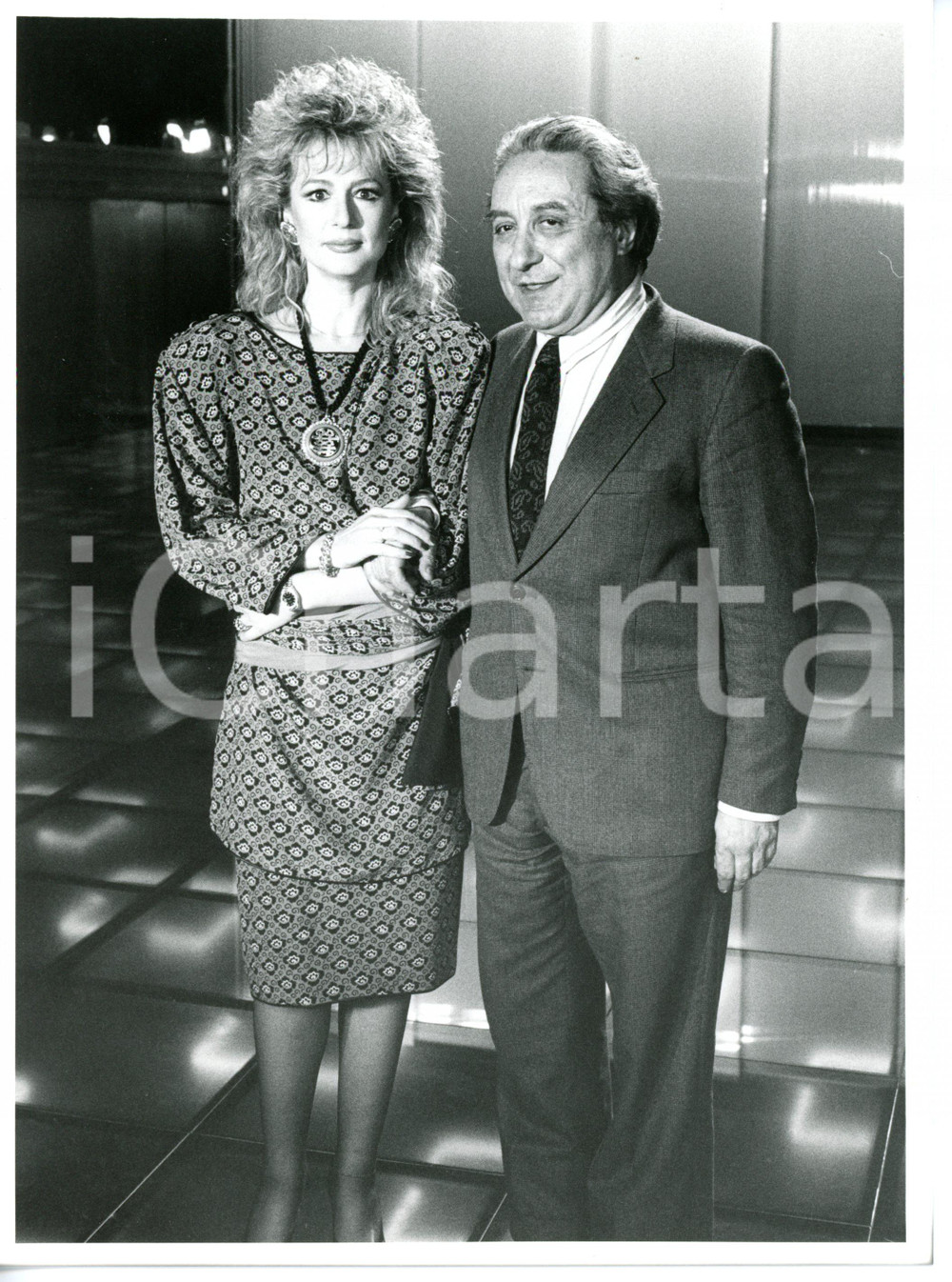 1986 RAI - IL BELLO DELLA DIRETTA Loretta GOGGI con Enzo SPALTRO *Foto 18x24 cm Fotografia di agenzia. CONDIZIONI: G (ma minimo alone all'angolo superiore destro)FORMATO: 18x24 cm    originale e autentica 1