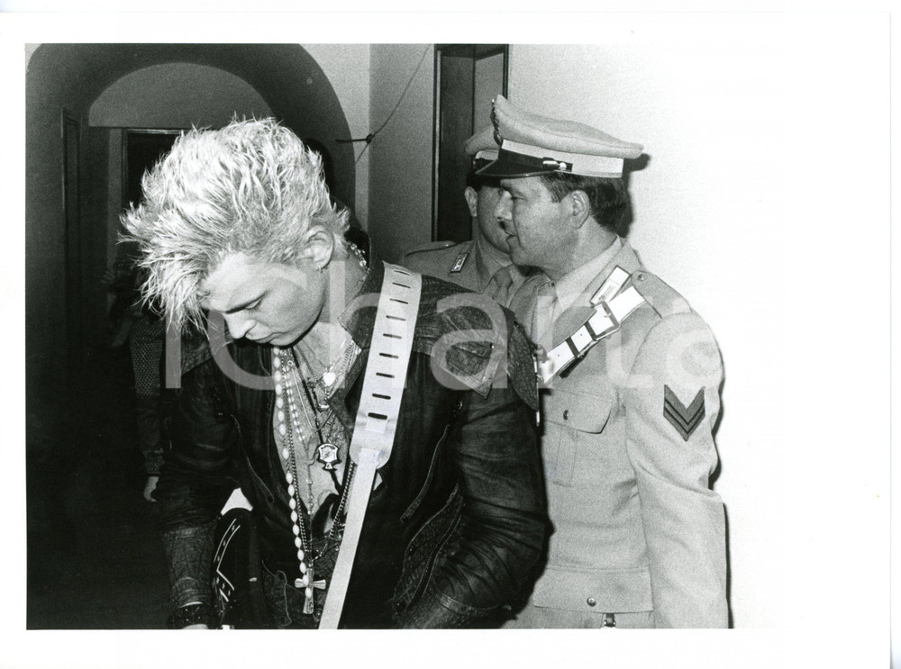 1984 SAINT VINCENT ESTATE Billy IDOL scortato dai Carabinieri *Foto 24x18 cm